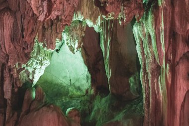 Tham Chang Jang karst mağarası. Güney Asya 'daki Vang Vieng Vientiane Vientiane Eyaleti Laos' ta kireçtaşından kayalarla aydınlık ve aydınlık..