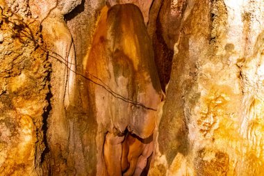 Tham Chang Jang karst mağarası. Güney Asya 'daki Vang Vieng Vientiane Vientiane Eyaleti Laos' ta kireçtaşından kayalarla aydınlık ve aydınlık..