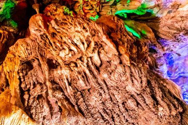 Tham Chang Jang karst mağarası. Güney Asya 'daki Vang Vieng Vientiane Vientiane Eyaleti Laos' ta kireçtaşından kayalarla aydınlık ve aydınlık..