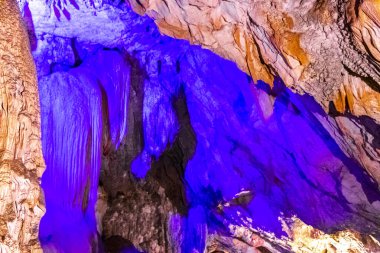 Tham Chang Jang karst mağarası. Güney Asya 'daki Vang Vieng Vientiane Vientiane Eyaleti Laos' ta kireçtaşından kayalarla aydınlık ve aydınlık..