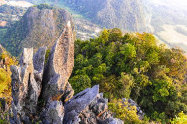 Güneydoğu Asya 'daki Vang Vieng Vientiane Eyaleti Laos' ta tropikal orman tepeleri kayalar ve mavi gökyüzü ile dağ zirvesi..