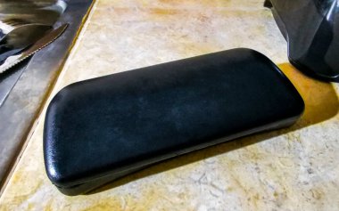 Playa del Carmen Quintana Roo Mexico 'daki masada duran siyah gözlük kutusu..