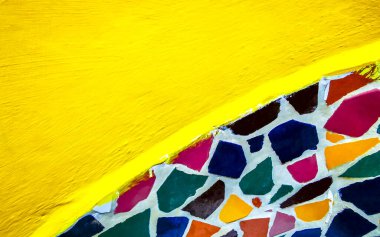 Playa del Carmen Quintana Roo Meksika 'da renkli mozaik fayanslı sarı duvar.