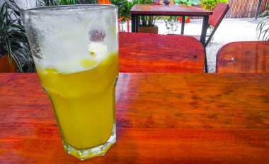 Playa del Carmen Quintana Roo Meksika 'da masada bir bardak tropikal mango suyu..