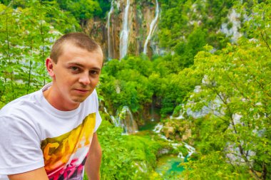 Plitvice Gölleri Ulusal Parkı Lika Senj Hırvatistan 'daki Şelale göl ve nehirlerinde erkek turist gezgini.