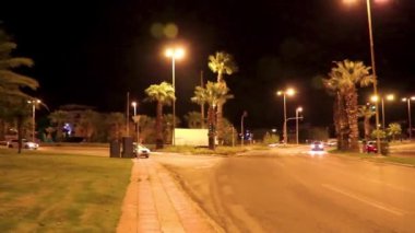 Voula Attica Yunanistan 'da gece aydınlatma ve arabalarla cadde.