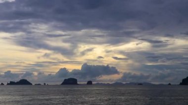 Turkuaz su plajında güzel bir tropik cennet manzarası ve Güneydoğu Asya 'daki Amphoe Mueang Krabi Tayland' daki Ao Nang Sahili 'ndeki kireçtaşı tepeleri ve dağlar arasında..
