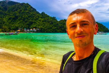 Erkek turist, Güneydoğu Asya 'daki Ao Nang Amphoe Mueang Krabi Tayland' daki Koh Phi Phi Don adasında tropikal plajda selfie çekiyor..