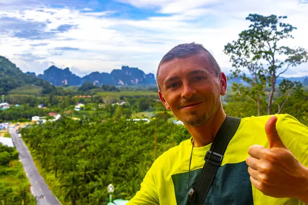 Doğa dağları olan erkek turist. Tropikal orman orman kayalıkları köy şehri Ao Nang Amphoe Mueang Krabi Tayland manzaralı..