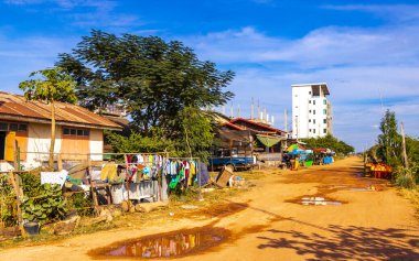 Güneydoğu Asya 'daki Vientiane Laos' ta binaları olan tipik renkli caddeler engebeli yollar..