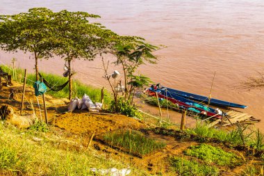 Güneydoğu Asya 'daki Vientiane Laos' taki Mekong nehrinin yüzen su gölü ve tekne kanoları ile tropikal doğa manzarası ve manzarası..