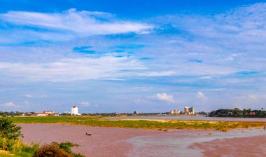Güneydoğu Asya 'daki Vientiane Laos' taki Mekong Nehri 'nin yüzen su gölü tropikal doğa manzarası ve manzarası..