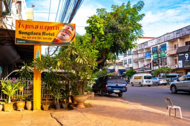 Mağazaları olan tipik renkli cadde ve yol Güneydoğu Asya 'daki Vientiane Laos' ta insan arabaları ve trafik mağazaları..