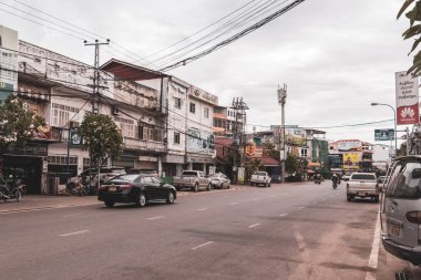 Mağazaları olan tipik renkli cadde ve yol Güneydoğu Asya 'daki Vientiane Laos' ta insan arabaları ve trafik mağazaları..