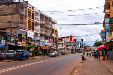 Mağazaları olan tipik renkli cadde ve yol Güneydoğu Asya 'daki Vientiane Laos' ta insan arabaları ve trafik mağazaları..