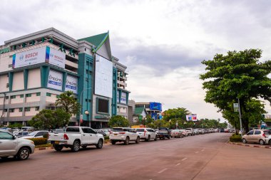 Mağazaları olan tipik renkli cadde ve yol Güneydoğu Asya 'daki Vientiane Laos' ta insan arabaları ve trafik mağazaları..