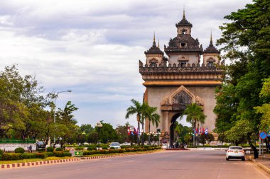 Patuxai Patuxay Zafer Kapısı ve Güney Asya 'daki Vientiane Laos şehir parkı anıtı.