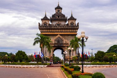 Patuxai Patuxay Zafer Kapısı ve Güney Asya 'daki Vientiane Laos şehir parkı anıtı.