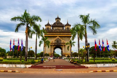 Patuxai Patuxay Zafer Kapısı ve Güney Asya 'daki Vientiane Laos şehir parkı anıtı.