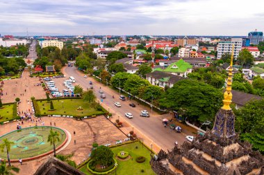 Patuxai Patuxay Zafer Kapısı ve Güneydoğu Asya 'daki Vientiane Laos' taki şehir parkı manzaralı anıt.