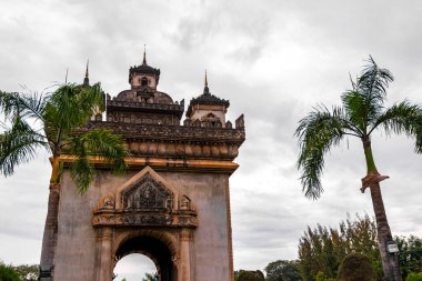 Patuxai Patuxay Zafer Kapısı ve Güney Asya 'daki Vientiane Laos şehir parkı anıtı.
