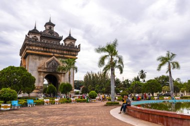 Patuxai Patuxay Zafer Kapısı ve Güney Asya 'daki Vientiane Laos şehir parkı anıtı.