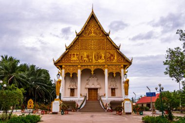Pha Bu Luang altın stupa ve Wat Bu Luang Tai tapınağı Vientiane Laos, Güneydoğu Asya.