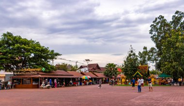 Güney Asya 'daki Vientiane Laos' taki giriş otoparkları ve restoranları olan Luang altın stupa tapınağı..