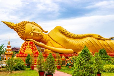 Pha Bu Luang altın stupa ve bu Luang Tai tapınağı Vientiane Laos, Southeastasia Asia 'daki dev uyuyan Buda heykeli heykeli heykeli.
