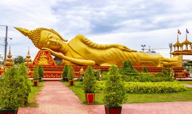 Pha Bu Luang altın stupa ve bu Luang Tai tapınağı Vientiane Laos, Southeastasia Asia 'daki dev uyuyan Buda heykeli heykeli heykeli.