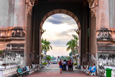 Patuxai Patuxay Zafer Kapısı ve Güney Asya 'daki Vientiane Laos şehir parkı anıtı.