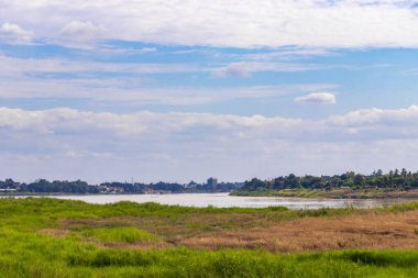 Güneydoğu Asya 'daki Vientiane Laos' taki Mekong Nehri 'nin yüzen su gölü tropikal doğa manzarası ve manzarası..