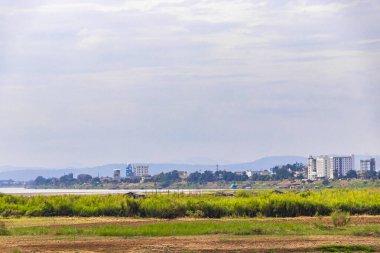 Güneydoğu Asya 'daki Vientiane Laos' taki Mekong Nehri 'nin yüzen su gölü tropikal doğa manzarası ve manzarası..