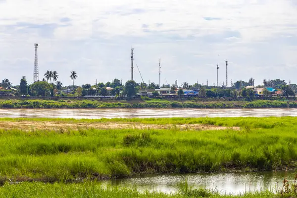 Güneydoğu Asya 'daki Vientiane Laos' taki Mekong Nehri 'nin yüzen su gölü tropikal doğa manzarası ve manzarası..