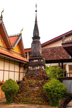 Güneydoğu Asya 'daki Vientiane Laos' taki Wat Si Saket Budist Buda Tapınağı 'ndaki eski pagoda stupa..