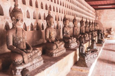 Wat Si Saket Tapınağı ve Güney Asya 'daki Vientiane Laos' ta heykeller.