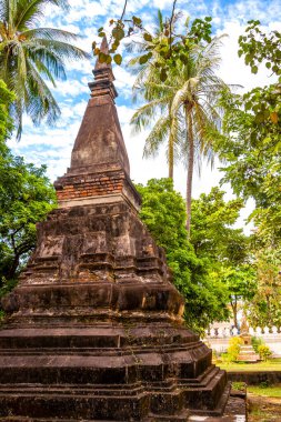 Güneydoğu Asya 'daki Vientiane Laos' taki Wat Si Saket Budist Buda Tapınağı 'ndaki eski pagoda stupa..