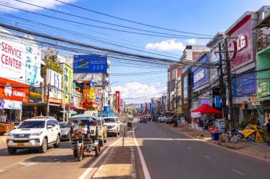 Mağazaları olan tipik renkli cadde ve yol Güneydoğu Asya 'daki Vientiane Laos' ta insan arabaları ve trafik mağazaları..