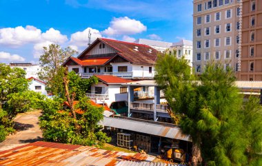 Mağazaları olan tipik renkli cadde ve yol Güneydoğu Asya 'daki Vientiane Laos' ta insan arabaları ve trafik mağazaları..