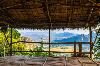 Güney Asya 'daki Vang Vieng Vientiane Vientiane Eyaleti Laos' taki tropikal orman ve ormandaki panorama manzaralı kulübe.