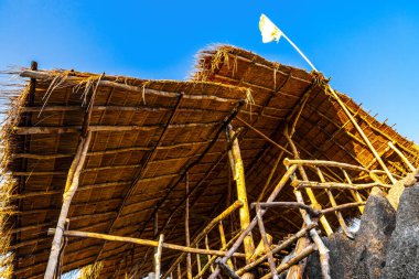 Güney Asya 'daki Vang Vieng Vientiane Vientiane Eyaleti Laos' taki tropikal orman ve ormandaki panorama manzaralı kulübe.