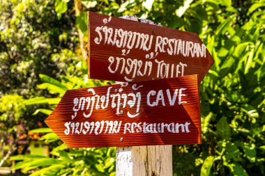Tham Chang Jang mağara yön tabelası ok Vang Vieng Vientiane Eyaleti Laos in Southeastasia Asia.