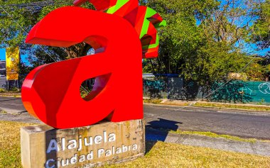 Alajuela Kosta Rika 04. Şubat 2021 Alajuela, Orta Amerika 'da Alajuela Kosta Rika' da Ciudad Palabra 'da kırmızı harflerle yazılmış..
