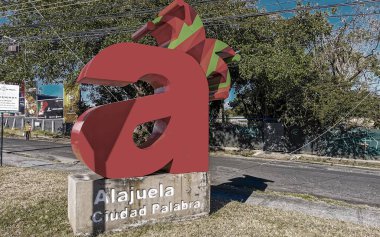 Alajuela Kosta Rika 04. Şubat 2021 Alajuela, Orta Amerika 'da Alajuela Kosta Rika' da Ciudad Palabra 'da kırmızı harflerle yazılmış..