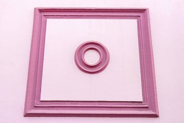 Orta Amerika 'daki Alajuela Kosta Rika' da kare ve daire şekilli pembe duvar.