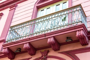 Orta Amerika 'da Alajuela Kosta Rika' da pembe balkon mimarisi.