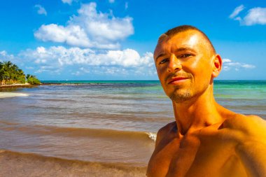Erkek turist. Playa del Carmen Quintana Roo Mexico sahilinde selfie çeken adam..