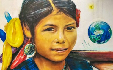 Playa del Carmen Meksika sokaklarında resimler, grafiti sanatı ve sembollerle dolu sanatsal duvarlar..