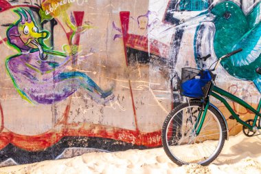 Playa del Carmen Meksika sokaklarında resimler, grafiti sanatı ve sembollerle dolu sanatsal duvarlar..