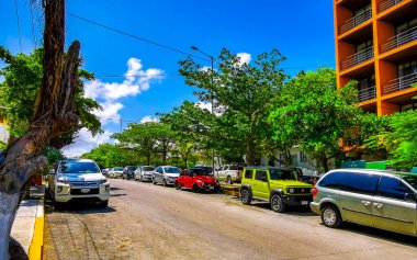 Quintana Roo Mexico 01 'de Playa del Carmen. Temmuz 2024 Tipik şehir yolu ve araba manzarası trafik restoranları Quintana Roo Mexico 'da Playa del Carmen' in insan ve binalarını depoluyor..